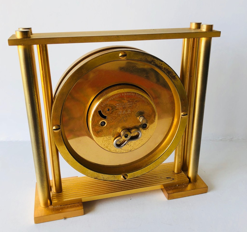 le collectionneur Marc Barat possède ce rare et élégant exemplaire qui n'arbore , ni devant les gros cabochons ronds des autres versions  