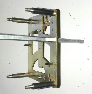 14  avec un autre équarrissoir on agrandi le trou du bouchon afin d'être au diamètre du pivot de l'axe du barillet (Attention le trou du bouchon doit être impérativement de diamètre inférieur au diamètre du pivo.jpg