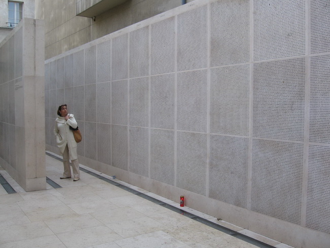 Famille-devant-le-mur-des-noms-Mémorial-de-la-Shoah-Paris