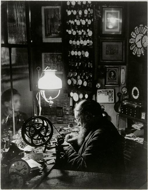 l'horloger de la rue Dauphine par Brassaï 1932-1933