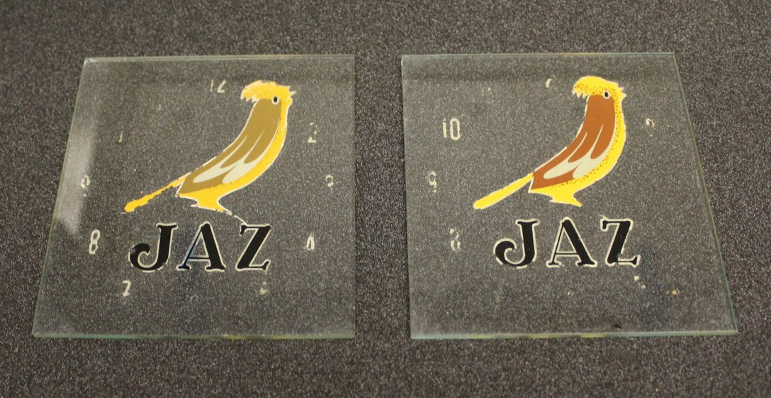 plaques sur fond noir