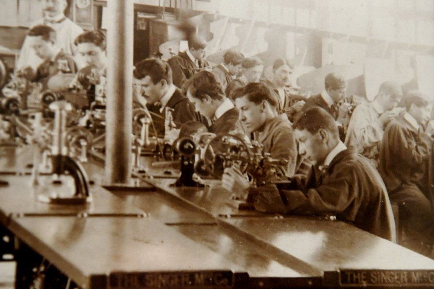 a-l-ecole-d-horlogerie-de-cluses-en-1911-avec-au-premier-plan-un-tour-manuel-tandis-que-les-eleves-travaillent-sur-un-tour-electrique-de-decolletage-1538384351